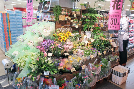 店舗入口に花コーナー