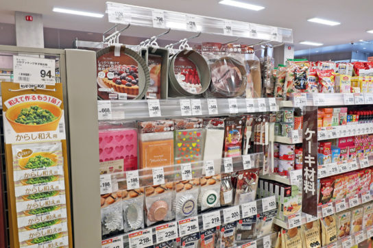 製菓材料コーナーでは調理器具も販売