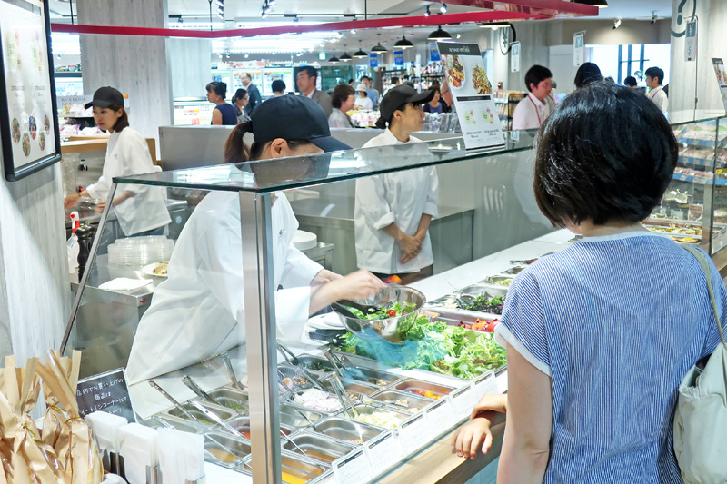 イオンスタイル新浦安MONA／売場の3割がイートイン、店で食べる惣菜を提案