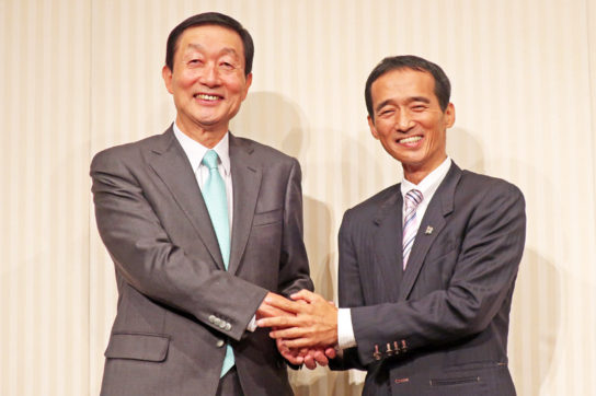 （左）高柳社長と大原社長（右）