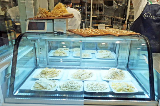 生パスタのディスプレイ