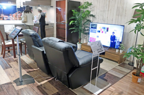売場の異なるソファと大型テレビをセットで提案