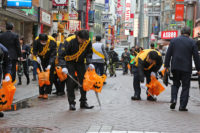 ドン・キホーテ渋谷本店／ハロウィン期間中、店舗周辺で清掃活動
