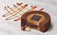 ローソン／GODIVAと共同開発「キャラメルショコラロールケーキ」