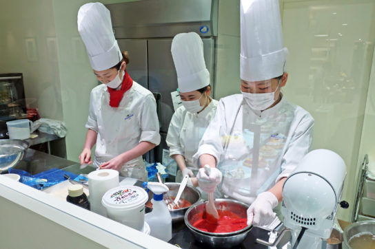 店舗入口にオープンキッチンを配置