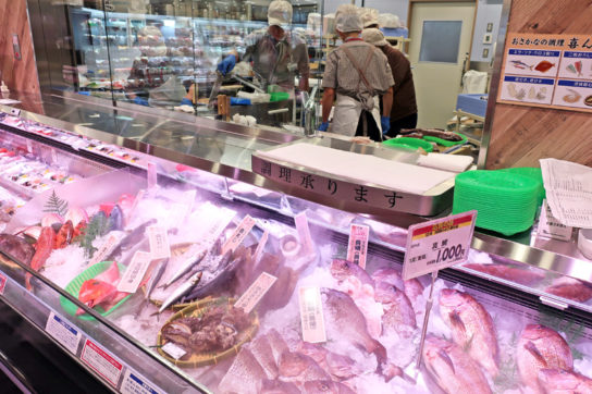 築地市場経由の丸魚を対面販売