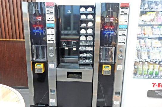 2階にはセブンカフェの自販機を設置