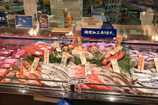 八百幸の鮮魚売場