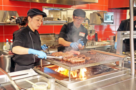 炭で焼き上げるハンバーグ