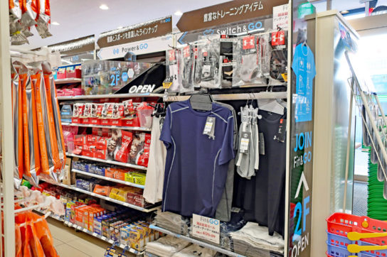 アンダーアーマーのスポーツウエアも販売