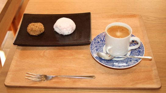 松栄堂特製お餅と「ネスカフェ 香味焙煎」のセット