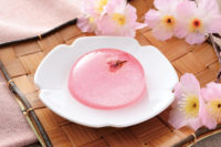 ローソン／桜の花びら入りの「ぷるるん水ゼリー」など春の和菓子