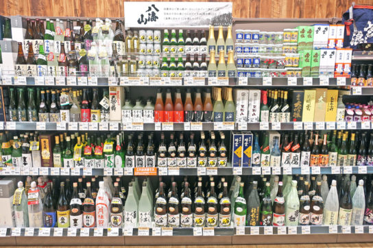 清酒では正規特約の八海山をコーナー展開
