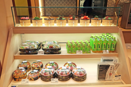 持ち帰り用の丼やにぎり寿司も販売