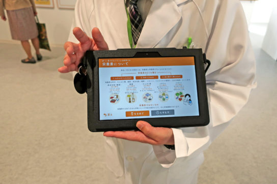 見学ではタブレット端末も活用