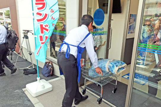 開店日は毛布を持込むお客も来店した