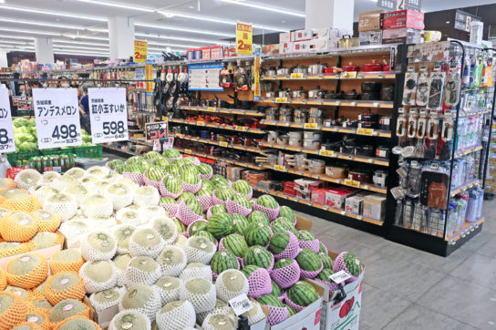 青果売場の隣でフライパンを販売