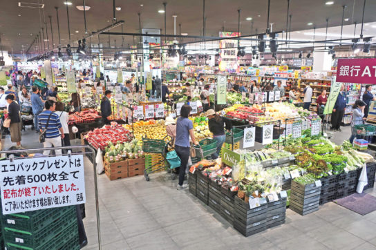 青果売場から見た店内全景