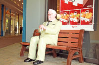 日本KFC／ベンチに座った新カーネル像をお披露目、記念撮影に対応