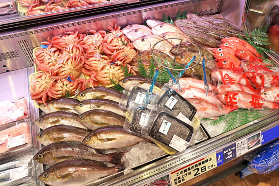 鮮魚の対面販売コーナー