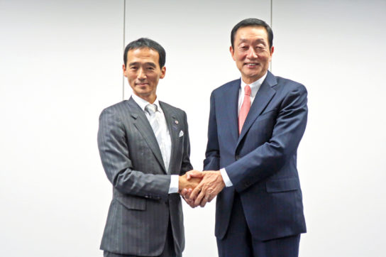 大原社長（左）と高柳社長（右）