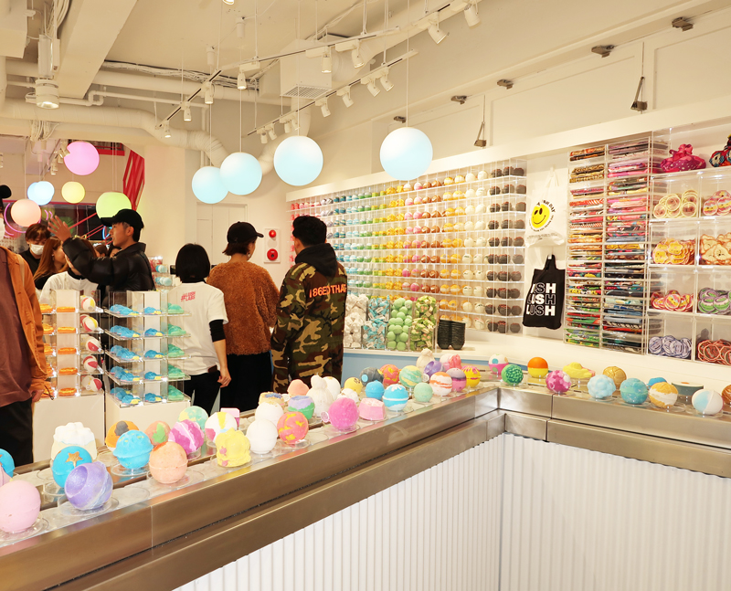 Lush 世界初バスボム専門店 デジタル 顧客交流重視の実験店 流通ニュース