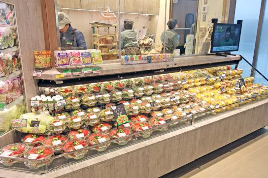 カットサラダ＆カットフルーツコーナー