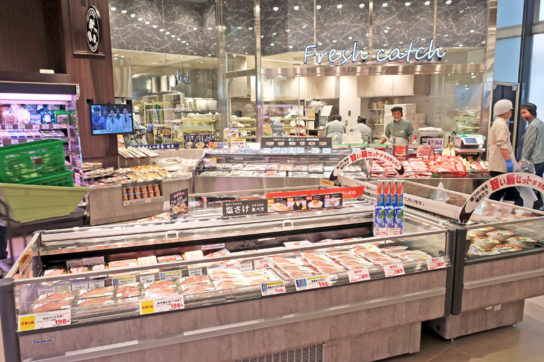 鮮魚売場の全景