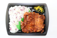 ファミリーマート／ボリューム満点鶏もも一枚肉使用「山賊焼き弁当」530円