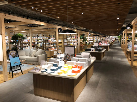 TSUTAYA BOOKSTORE ホームズ新山下店