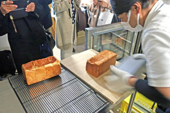 店内でパンを焼き上げ