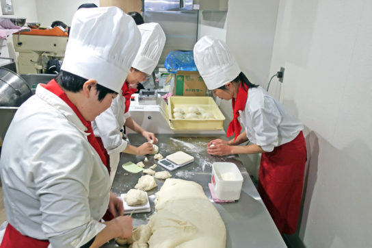 店内で粉から生地を作り上げる