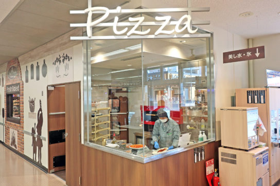 店内の窯で焼き上げるナポリ風ピザを導入