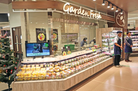 店内製造のフレッシュサラダコーナー