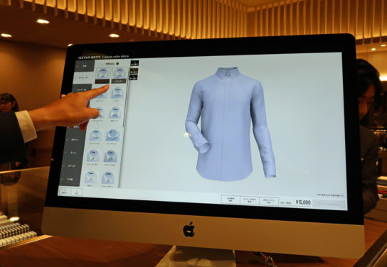 タブレット端末を使いシャツをオーダー