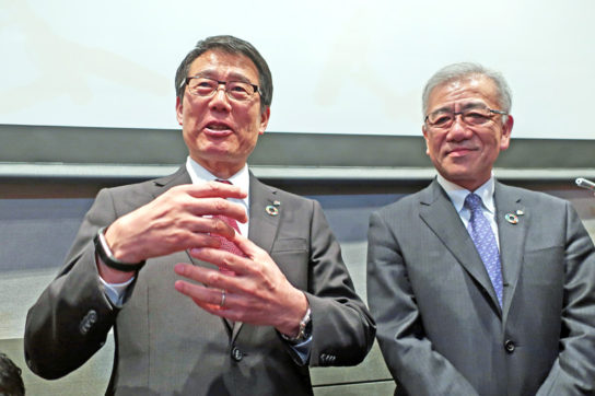 新社長の永松氏（左）とセブン＆アイの井阪社長（右）