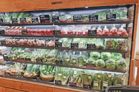 冷蔵ケースでは葉物野菜を中心に販売