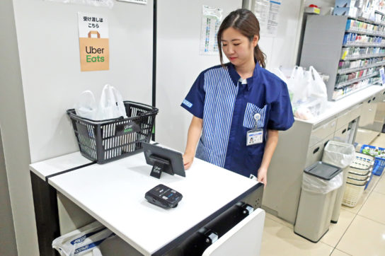 店舗スタッフが受注商品を店内でピックアップ