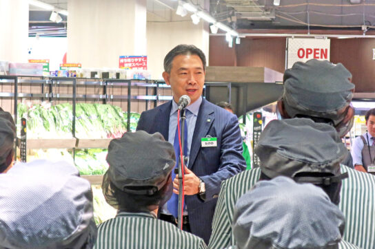 朝礼する竹野社長