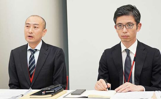 デジタルビジネス戦略部の橘佳紀部長（左）、浅井佳一課長（右）