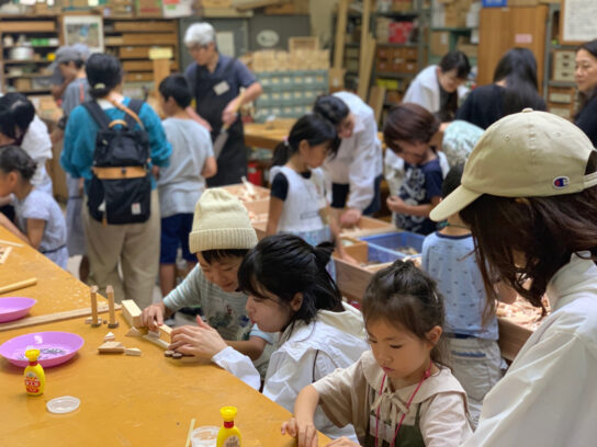 バリスタと子どもたちがアート制作