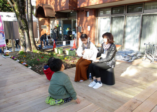 リニューアル整備されたデッキ（西巣鴨二丁目公園）