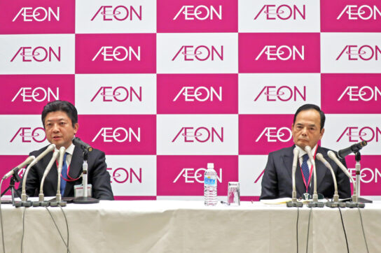 吉田次期社長（左）と岡田社長（右）