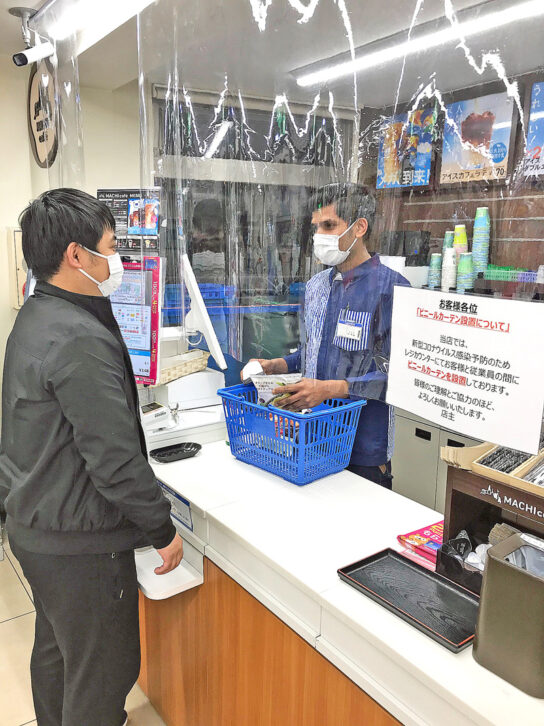 レジカウンターにビニールシート設置