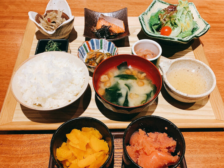 5種の小鉢の朝定食（お茶漬けお出汁付き）