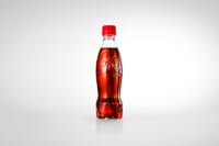 コカ・コーラ／100％リサイクルPET使用のラベルレスボトルをEC限定発売