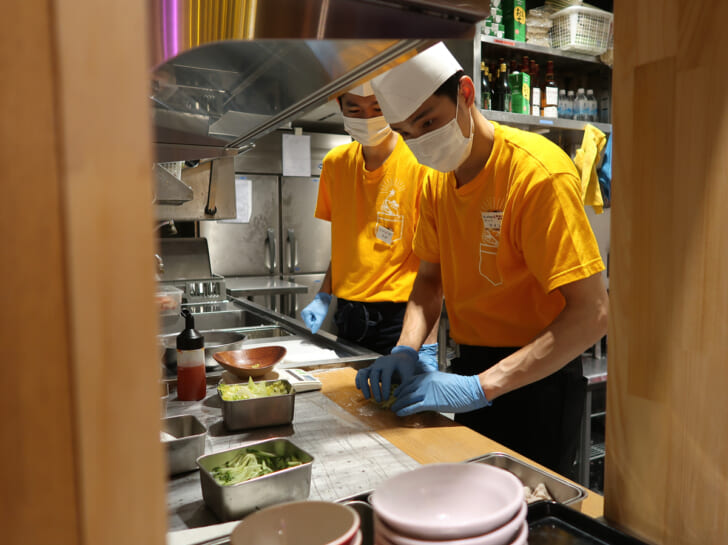 調理、ホールなどを店舗配属前に学ぶ