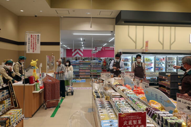 店内でダイソーと売場が連結