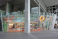 クリスピー・クリーム／東京国際フォーラムに国内最大の旗艦店「製造ライン」併設
