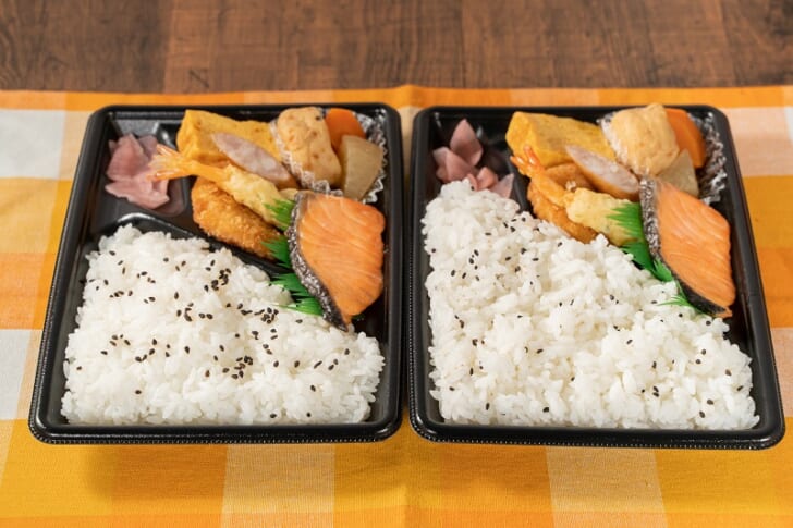 ＜幕の内弁当（右側がごはん20％増量）＞